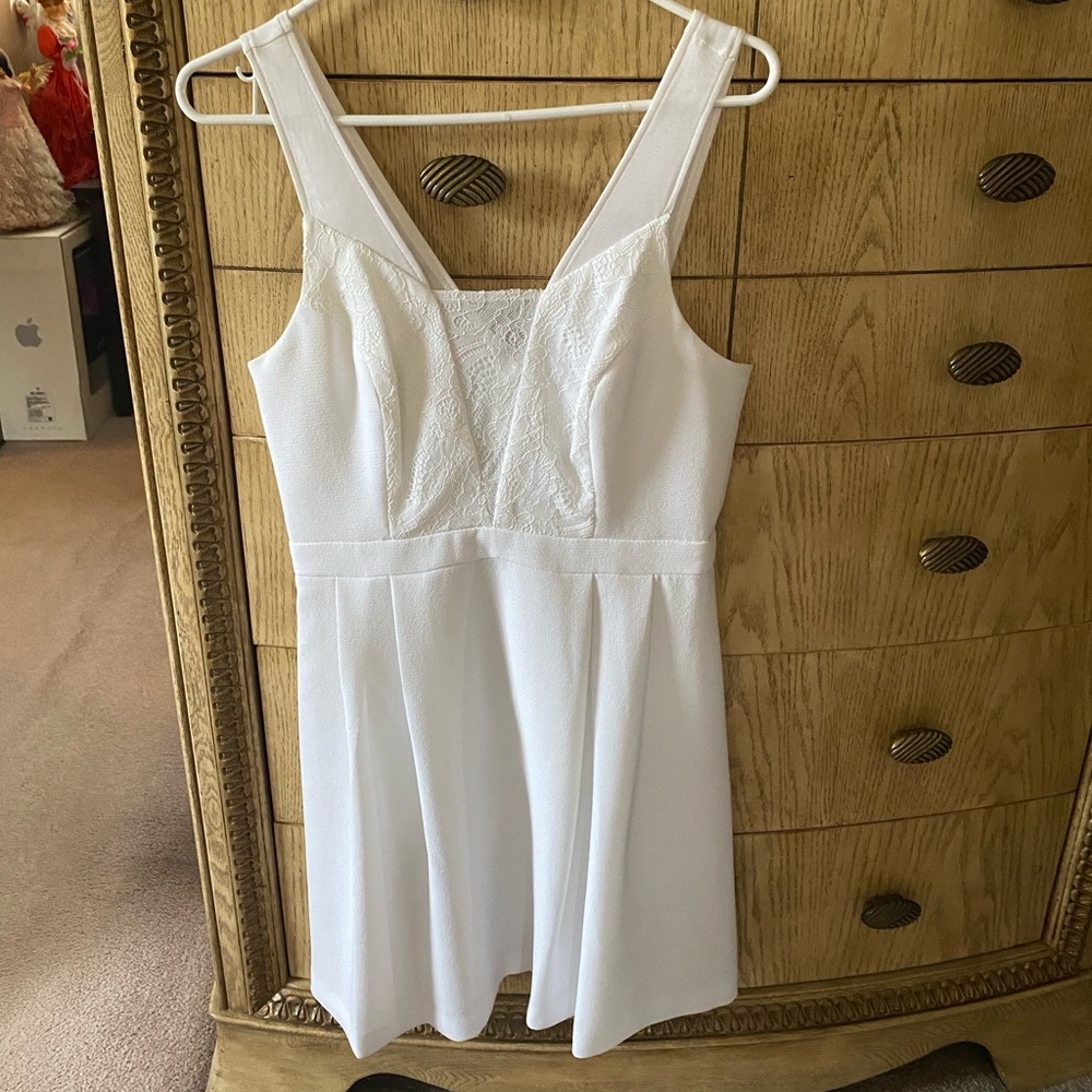 White BCBG dress in excellent condition